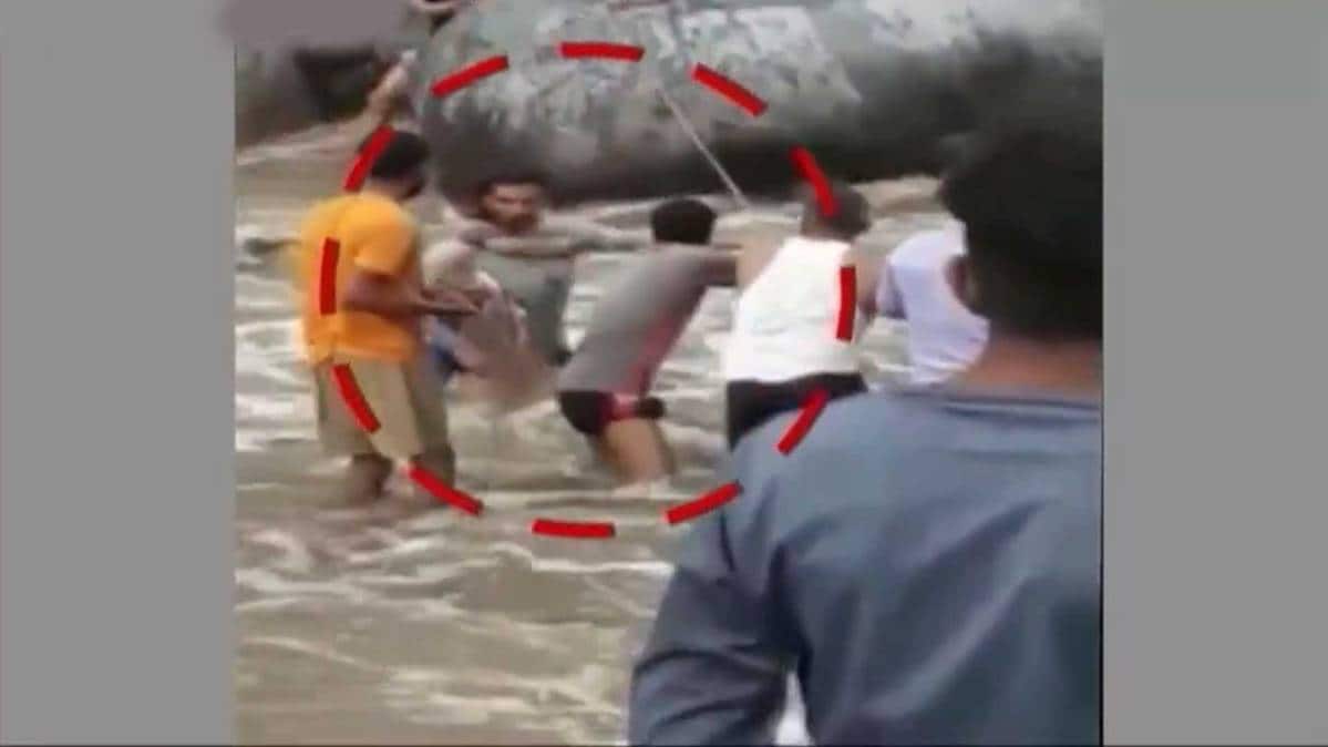 बाढ़ के पानी में फंसे बच्चे