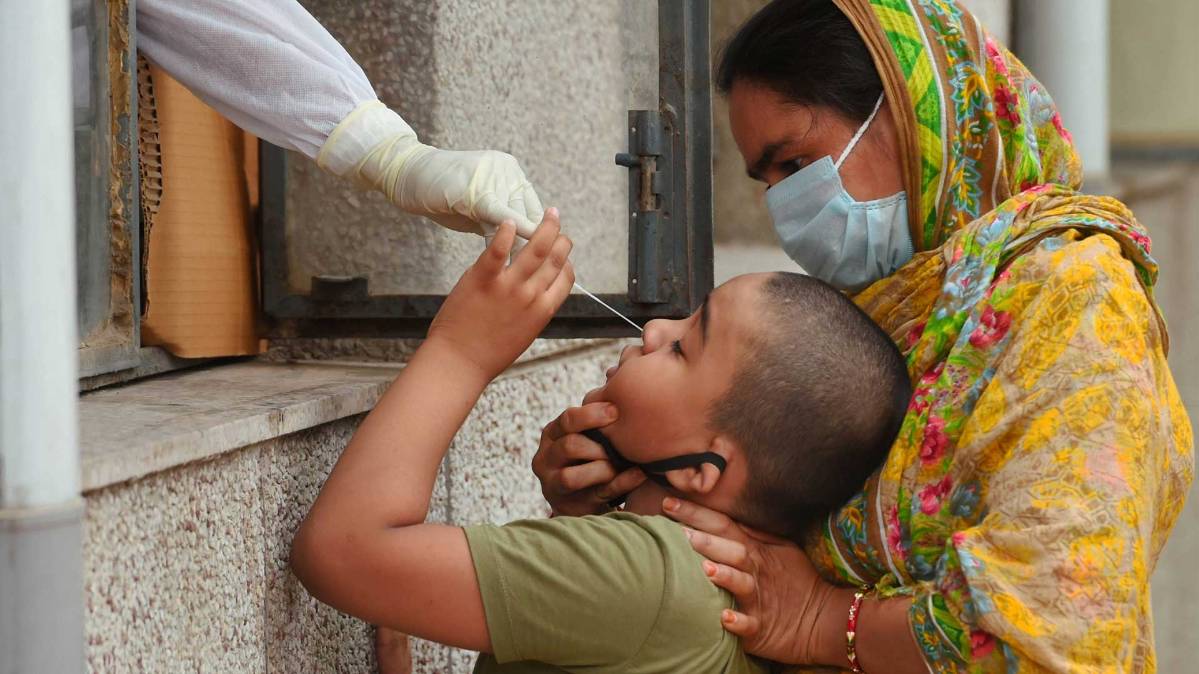 कोरोना की टेस्टिंग (फोटो-PTI)