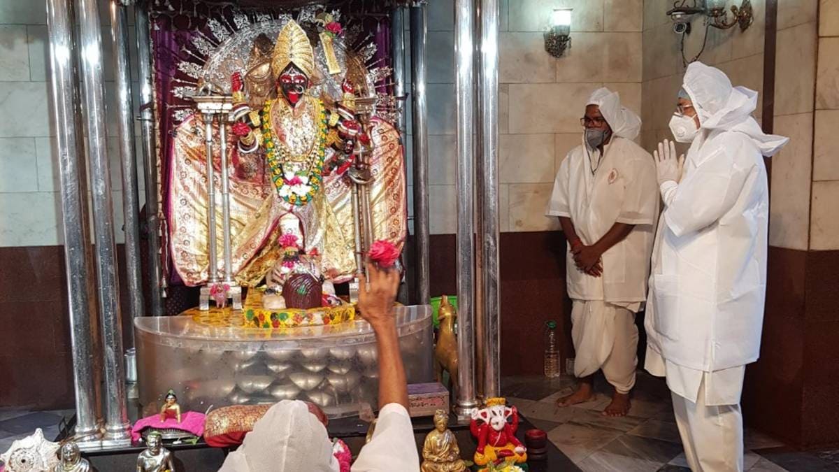 Priest performs Puja wearing PPE kits in Dakshineshwar Temple