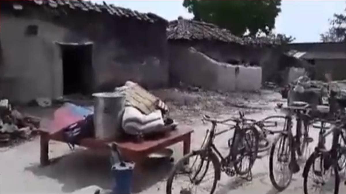 भीड़ ने दलितों की बस्ती पर हमला किया (Video Grab)