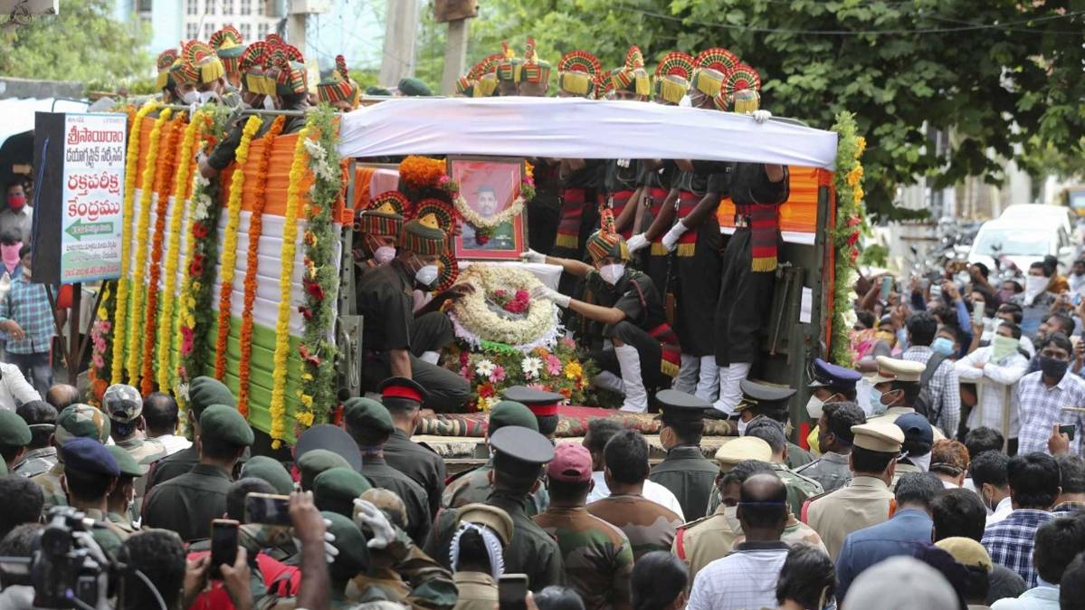 शहीद कर्नल संतोष बाबू को अंतिम विदाई (फोटो- AP)