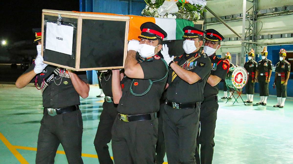 शहीद हुए कर्नल संतोष बाबू का पार्थिव शरीर ले जाती सेना (फोटो-PTI)