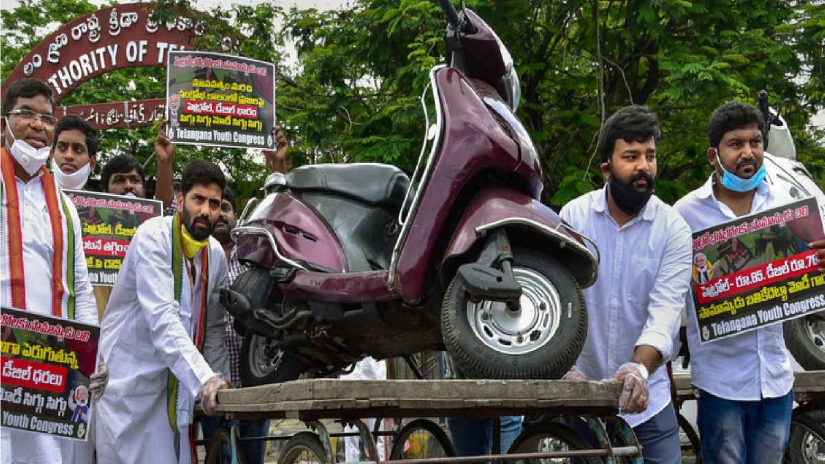 लगातार बढ़ रहे पेट्रोल-डीजल के दाम