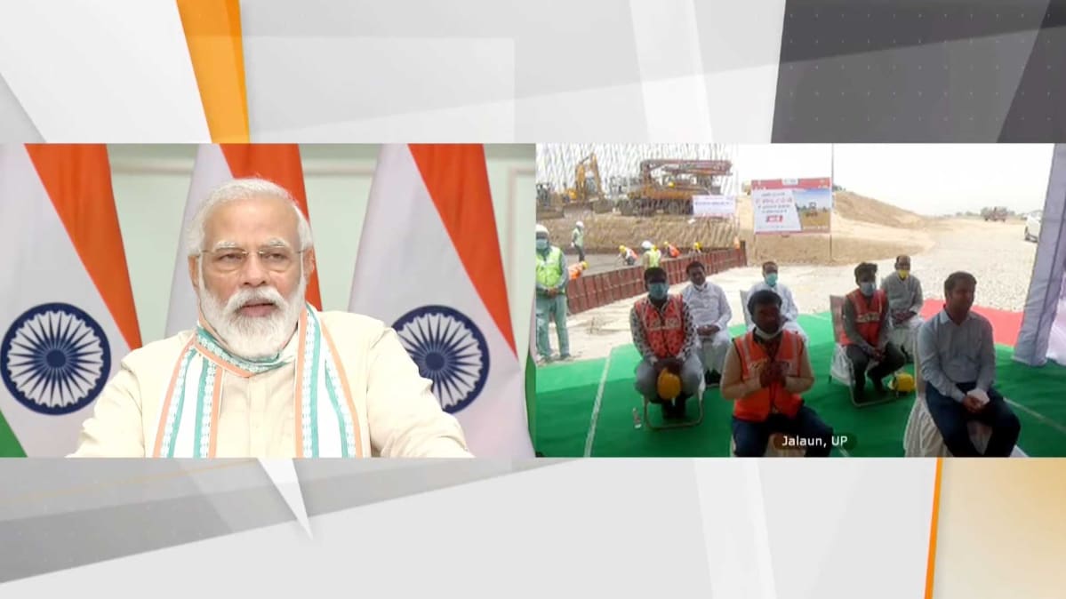 पीएम मोदी ने मजदूरों से की बात