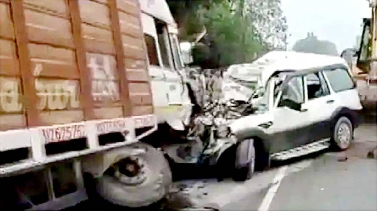 स्कार्पियों कार की ट्रक से जोरदार टक्कर