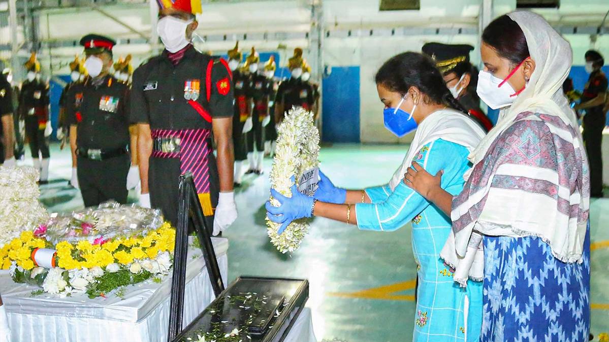 शहीद कर्नल संतोष बाबू को अंतिम विदाई (फोटो- PTI)