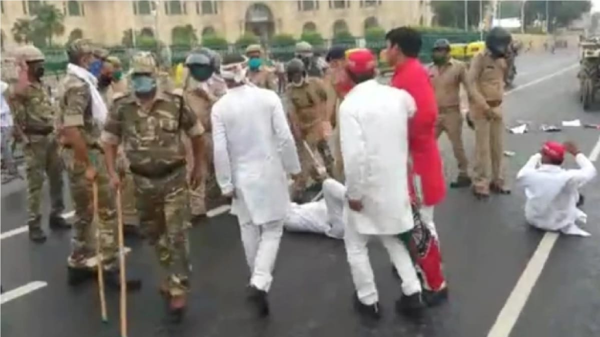 पुलिस ने किया लाठीचार्ज