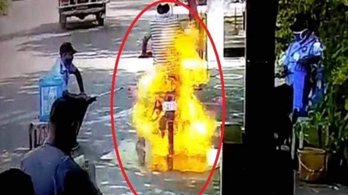 वाहन को सैनिटाइज करने समय लगी आग (File Photo)