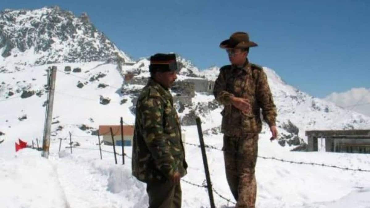 एलएसी पर भारत और चीनी सैनिक  (फाइल फोटो- रॉयटर्स)