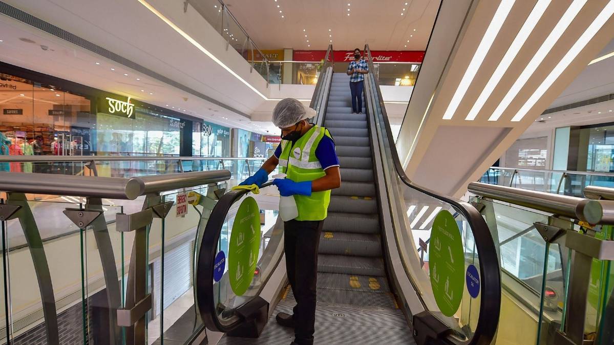 सोशल डिस्टेंसिंग के साथ रेस्तरां, मॉल आज से खुली (File-PTI)