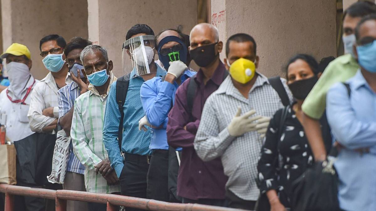 मुंबई में बसों में चढ़ने के लिए लोग दो गज की दूरी भूले (File-PTI)