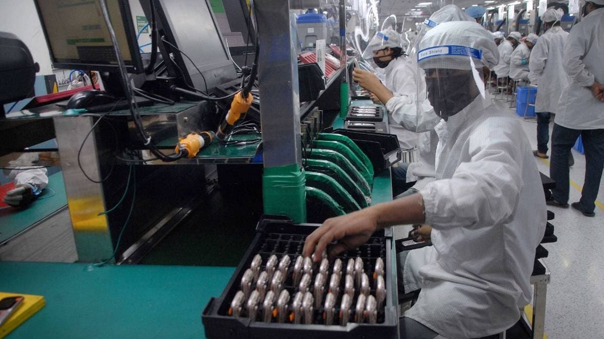 लावा मोबाइल यूनिट में कर्मचारी काम करते हुए (File-PTI)