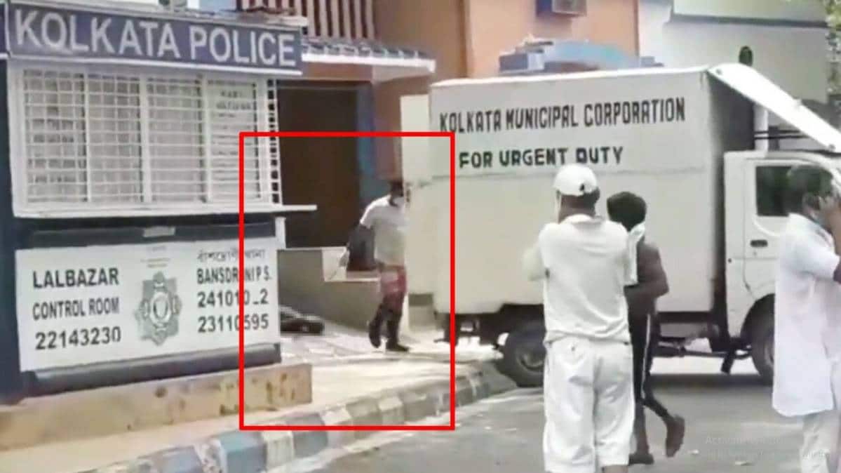 बंगाल में शव को हुक की मदद से खींचा गया (वायरल वीडियो ग्रैब)
