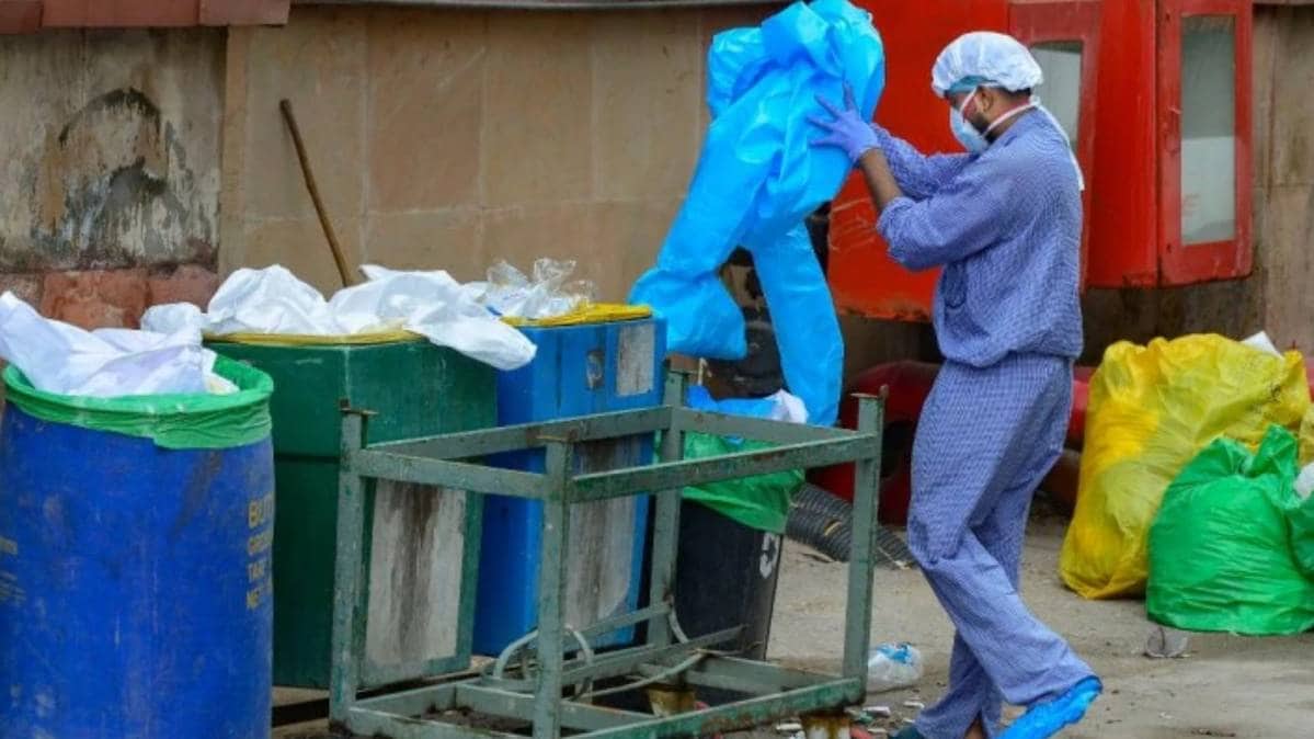 पीपीई किट खुले में फेंकी गई (File-PTI)