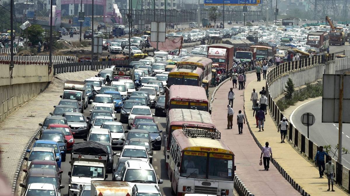 डीएनडी फ्लाईओव पर लगी वाहनों की कतार (File-PTI)