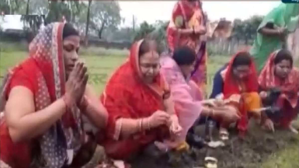 महिलाओं ने बताया कि कोरोना मइया गुस्से में हैं(Video Grab)