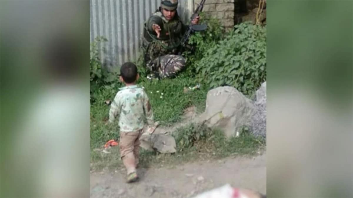 हमले के बीच एक मार्मिक तस्वीर