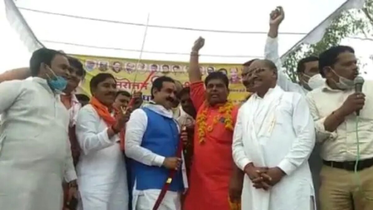 BJP MP Narottam Mishra not following COVID guideline (File Photo)