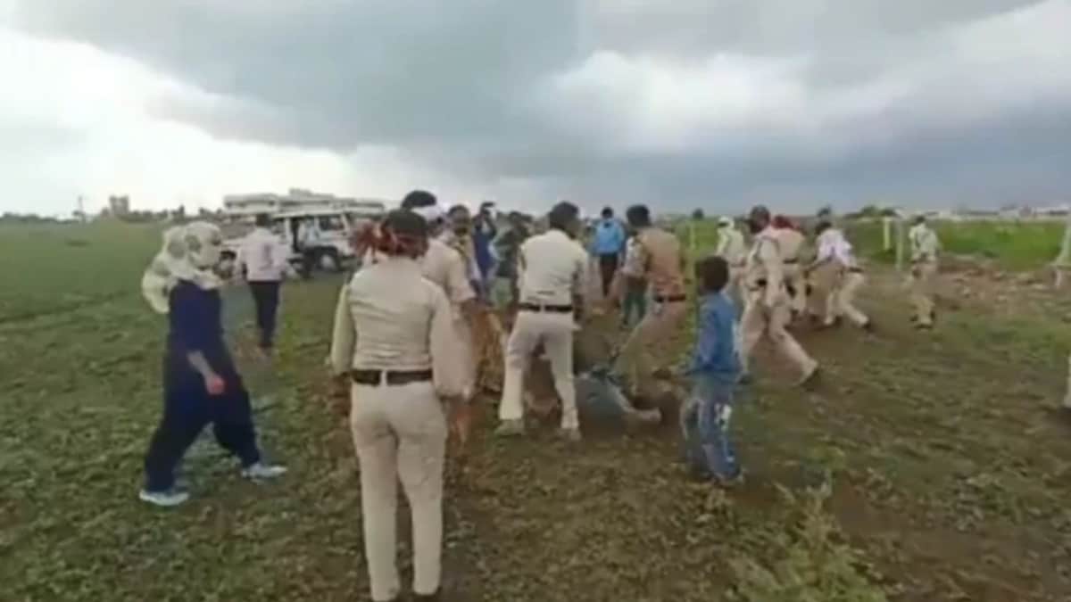 Farmer manhandled in Madhya Pradesh (Screengab from the viral video)