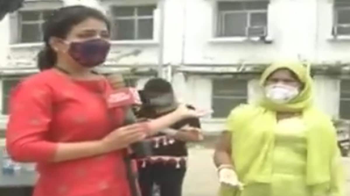 People awaits for coronavirus testing outside Bihar PMCH Hospital (File- Aaj Tak)