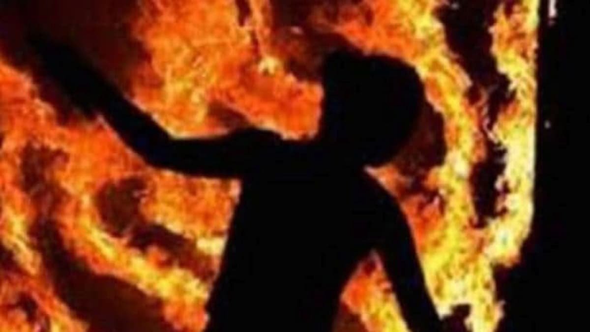 लखनऊ में सीएम आवास के पास आत्मदाह की कोशिश (File Photo)