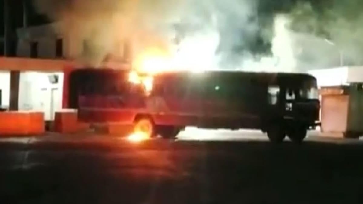 बस में आग