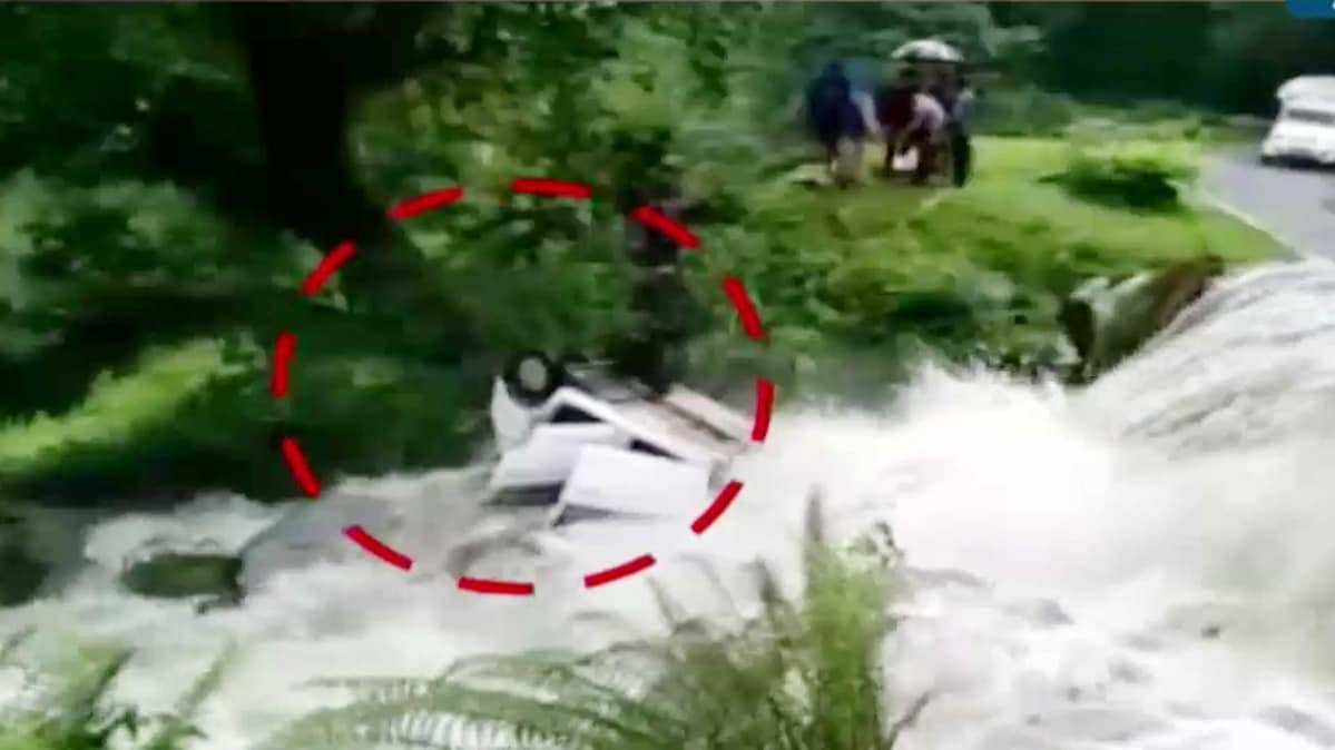 तेज बहाव में बह गयी कार