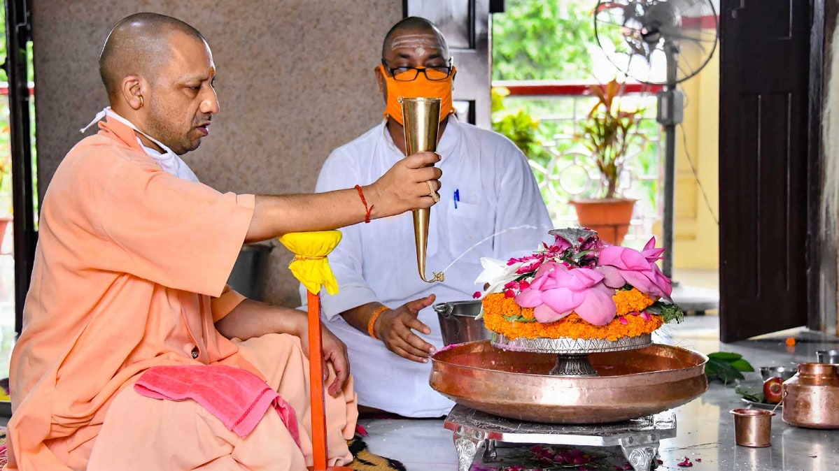 अयोध्या पहुंचे यूपी के मुख्यमंत्री योगी आदित्यनाथ (फोटो-PTI)