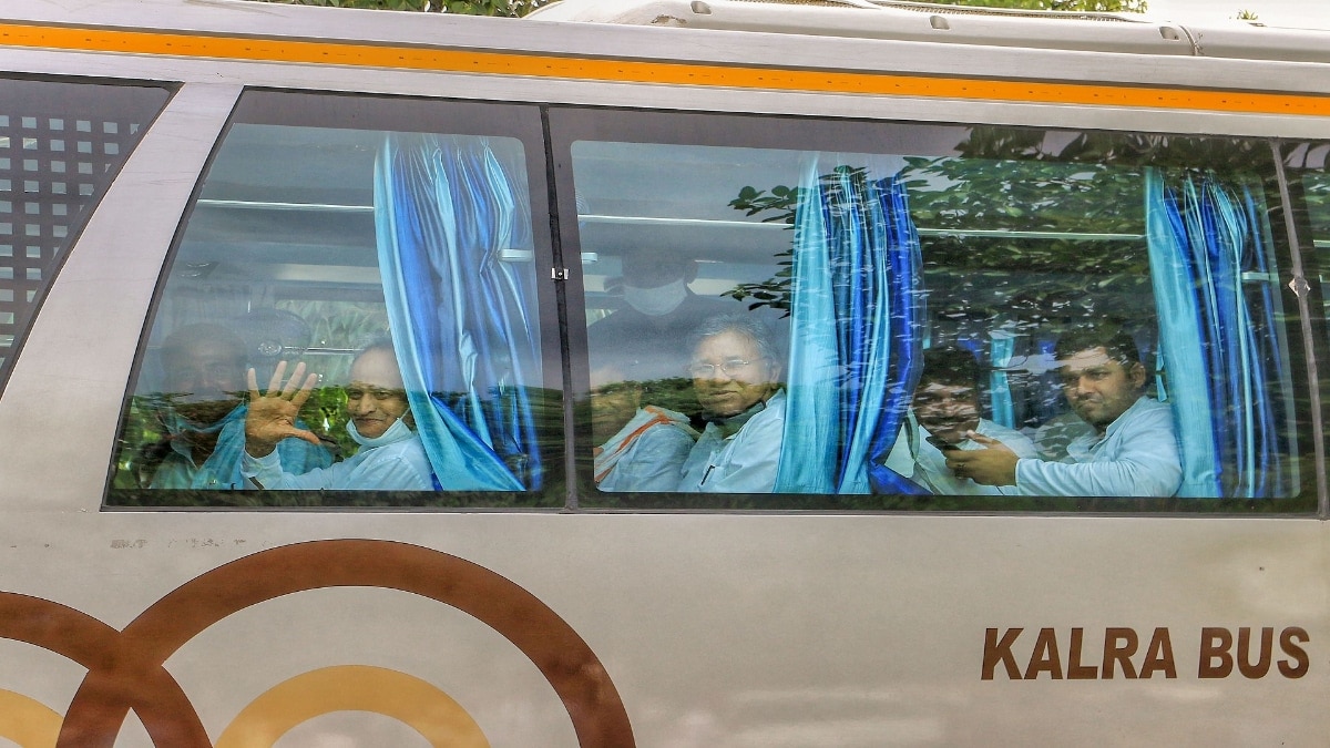 Congress MLAs moving towards a hotel with CM in Rajasthan