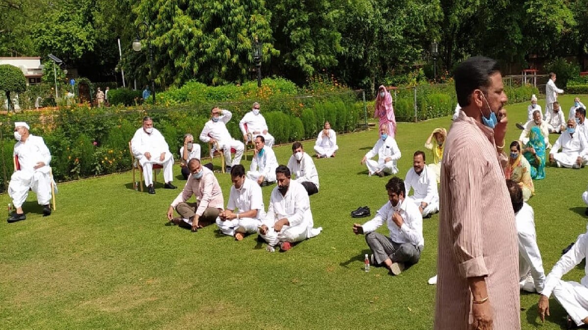 धरने पर बैठे गहलोत समर्थक