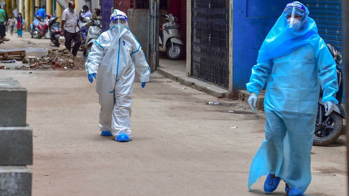 अस्पताल से भागे डॉक्टर (फोटो-PTI)