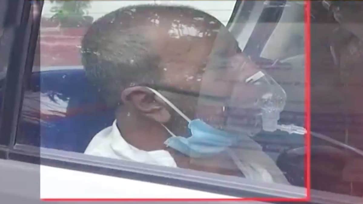 पटना में अस्पताल के बाहर बुजुर्ग