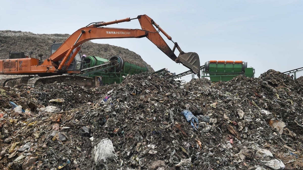 Ghazipur landfill site of Delhi (Photo- PTI)