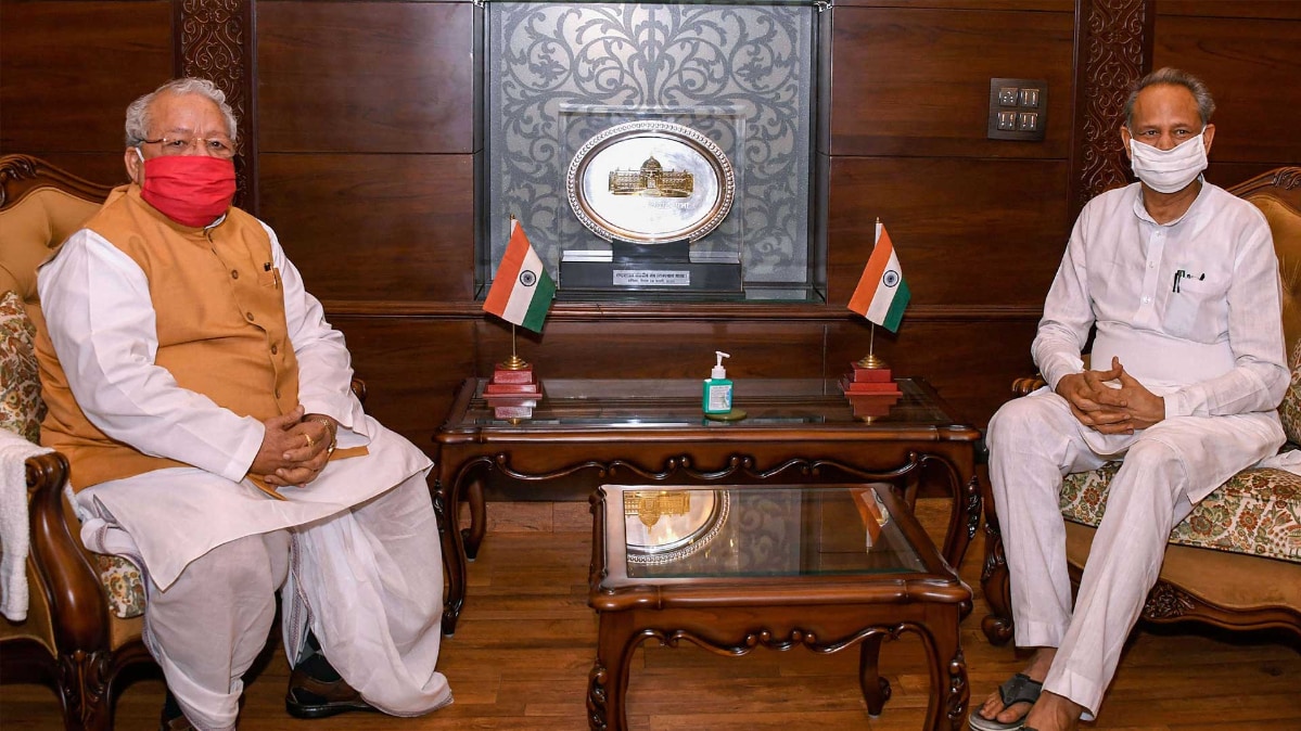 राजस्थान के मुख्यमंत्री अशोक गहलोत और राज्यपाल कलराज मिश्रा (फोटो-PTI)