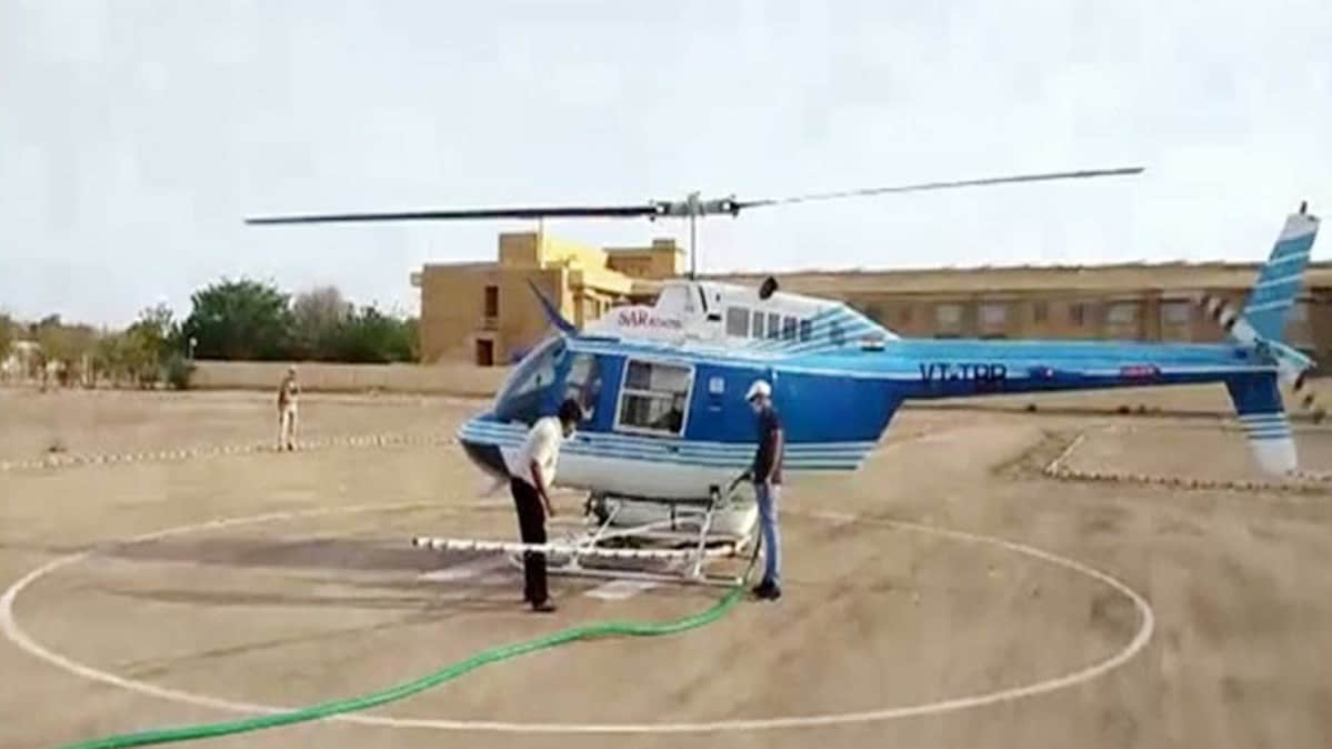 हेलीकॉप्टर से कीटनाशक दवाइयों का छिड़काव (फोटो-ANI)