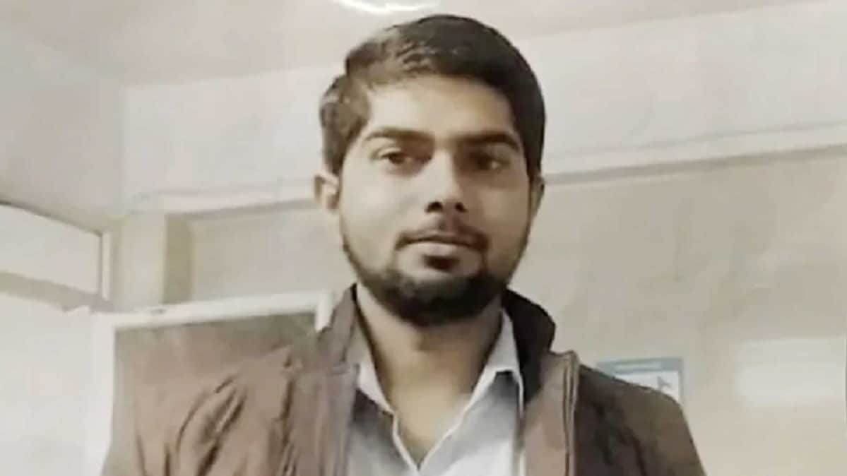 लैब असिस्टेंट संजीत यादव