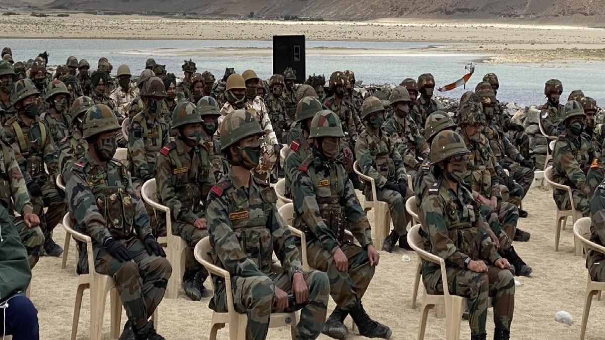 लेह पहुंचे राजनाथ सिंह