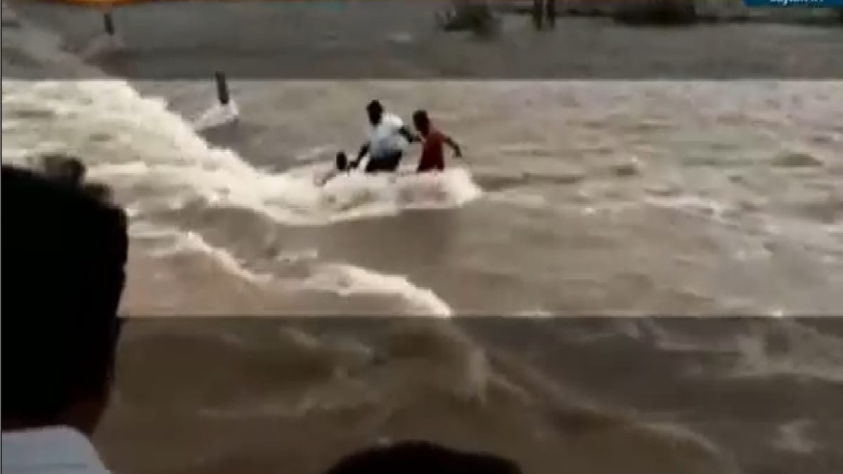 लहरहों के बीच फंसा युवक