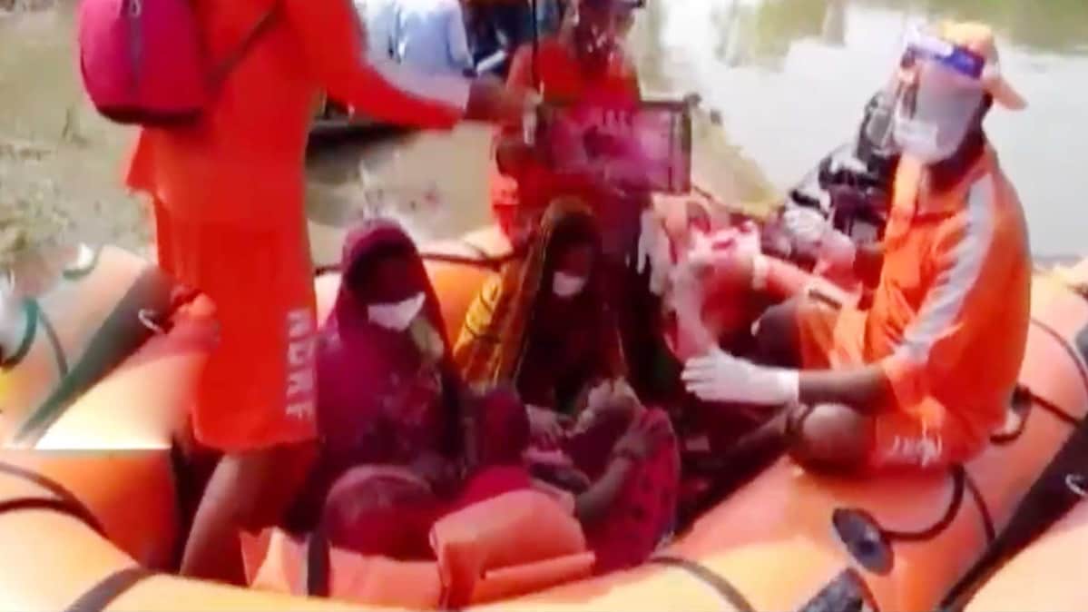 महिला ने नाव पर दिया बच्ची को जन्म