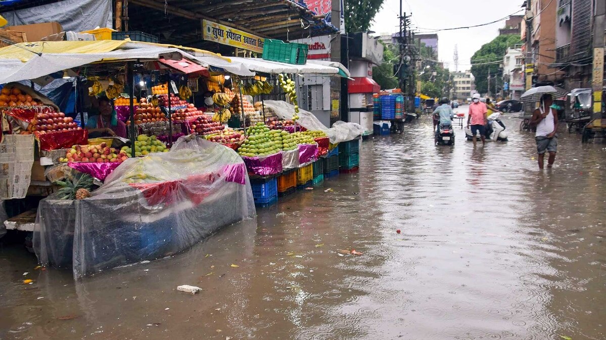 पटना शहर में बारिश के बाद सड़कों पर पानी