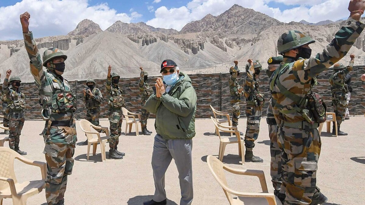 प्रधानमंत्री नरेंद्र मोदी पहुंचे लेह (फोटो- PTI)