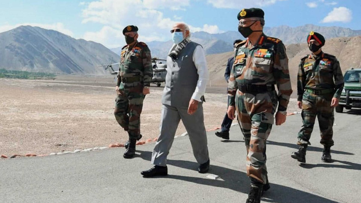 प्रधानमंत्री नरेंद्र मोदी पहुंचे लेह (फोटो- PTI)