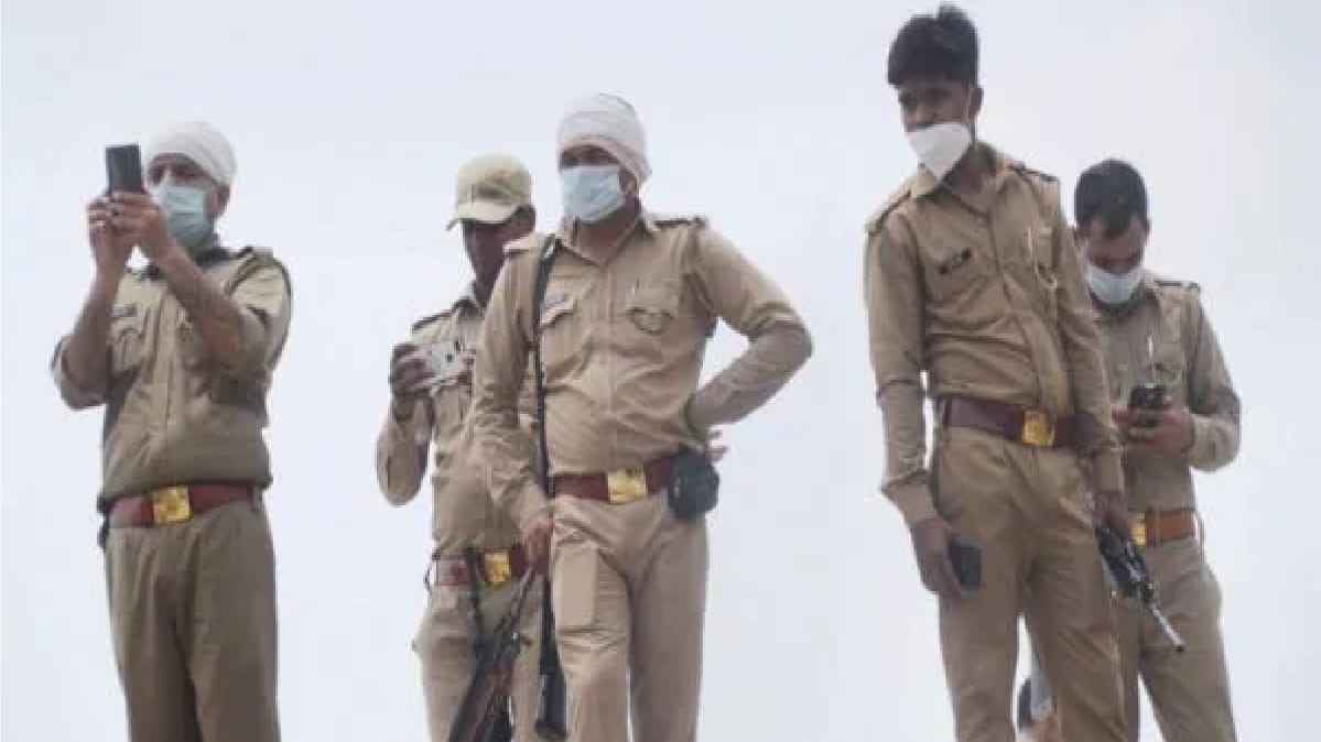 पुलिसवालों को विकास की तलाश