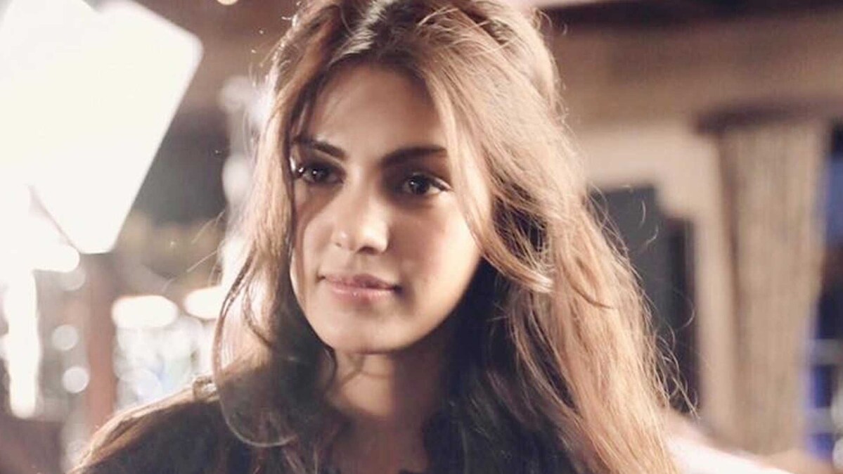 अभिनेत्री रिया चक्रवर्ती