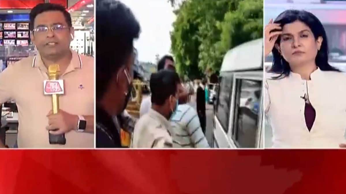 गैंगस्टर विकास दुबे ने किया सरेंडर या है गिरफ्तारी