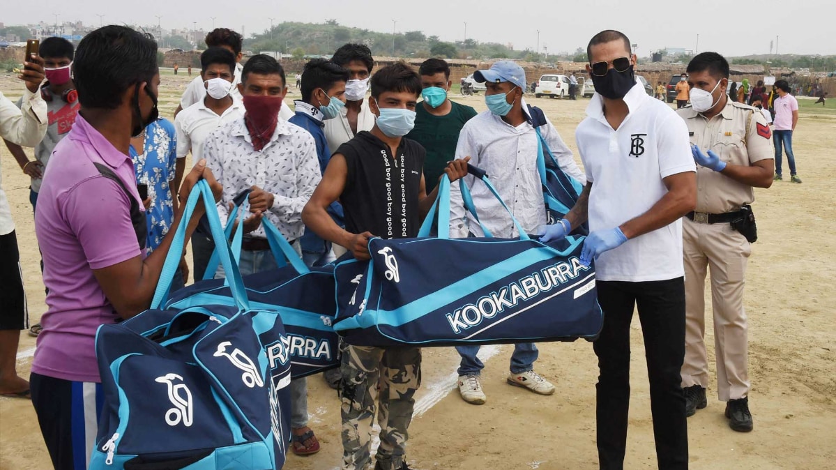 हिंदू शरणार्थियों से मिले शिखर धवन (फोटो- PTI)