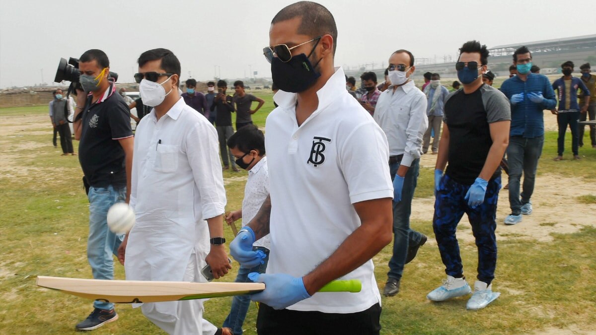 Cricketer Shikhar Dhawan meets Pakistani Hindu refugees in Delhi (Photo- PTI)