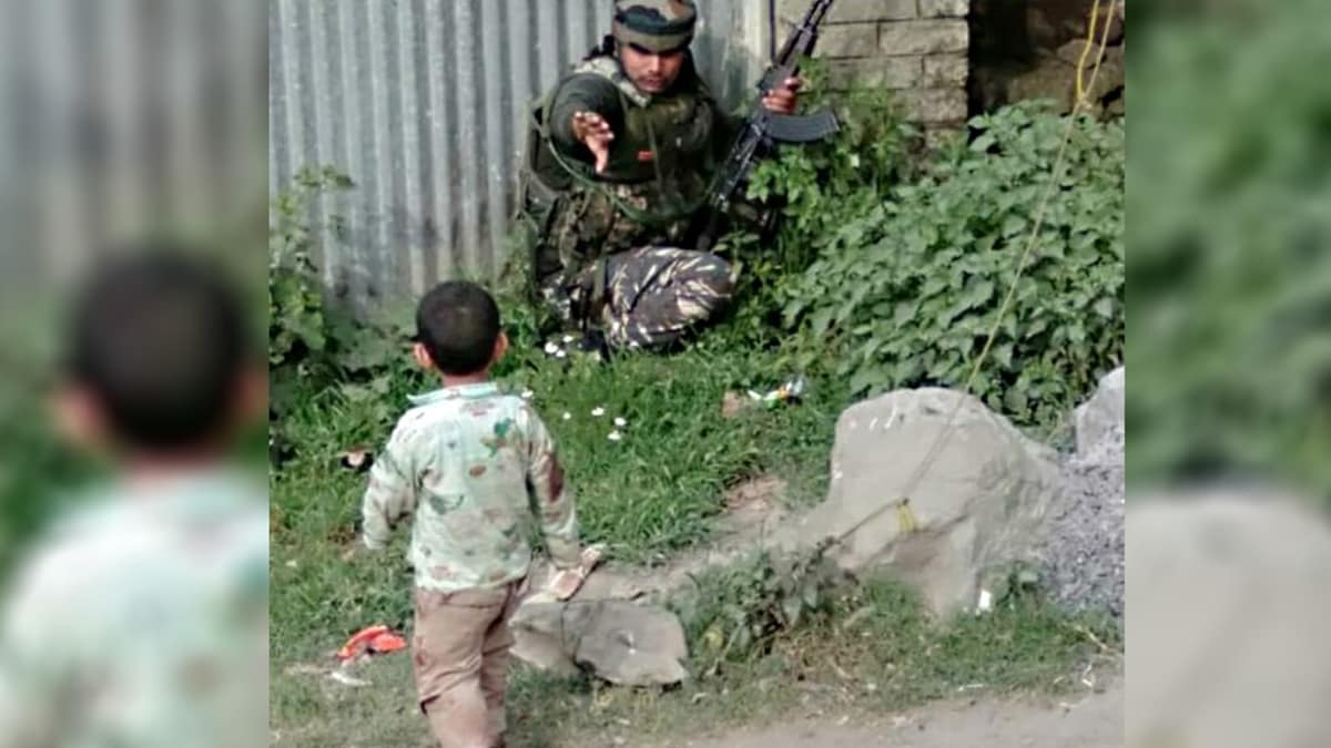 child rescue during militant attack in Jammu and Kashmirs Sopore (Photo- India Today)