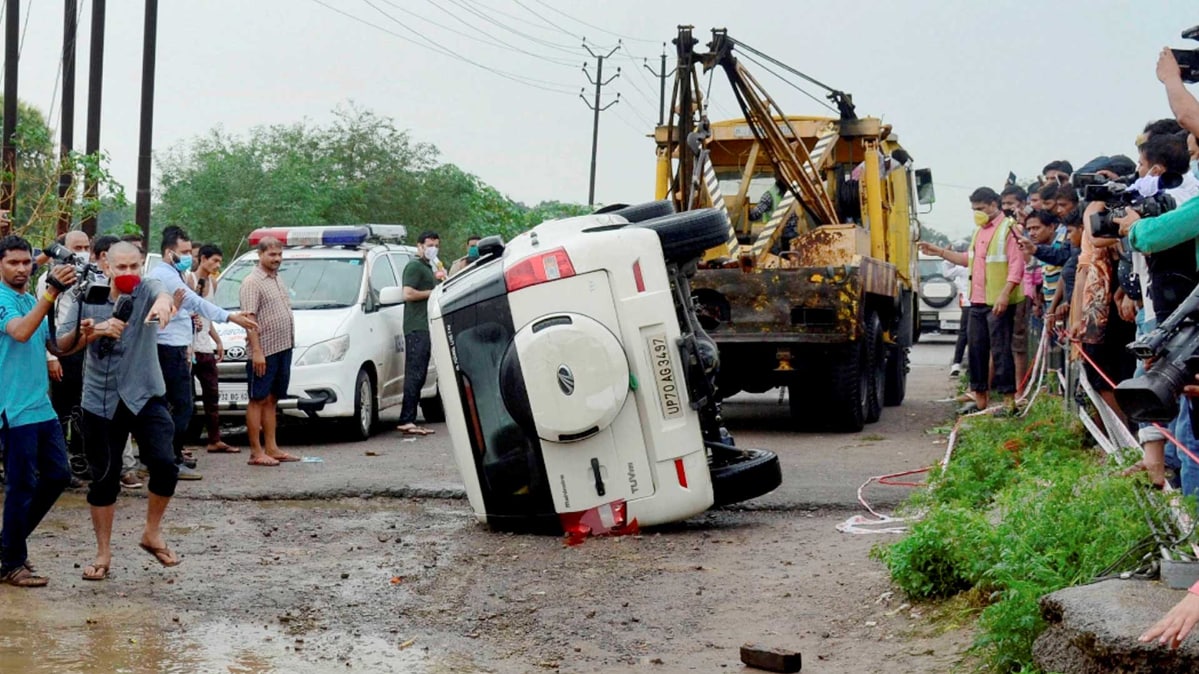 Vikas Dubey Encounter: एसटीएफ की कार पलटी (फोटो-PTI)
