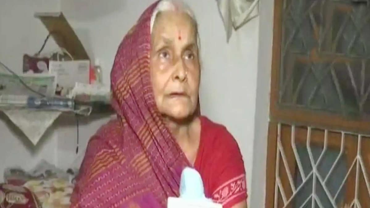 विकास दुबे की मां (फोटो-ANI)